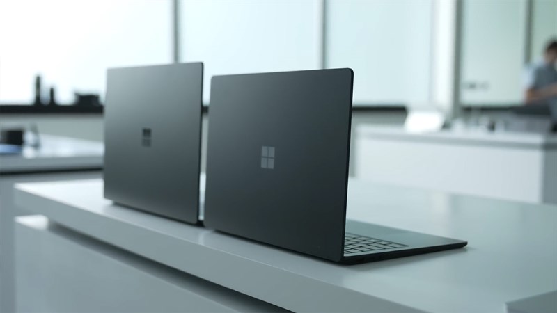 Surface nổi bật nhờ thiết kế mỏng nhẹ, màn hình cảm ứng, hỗ trợ bút và khả năng sử dụng linh hoạt hơn laptop truyền thống. 