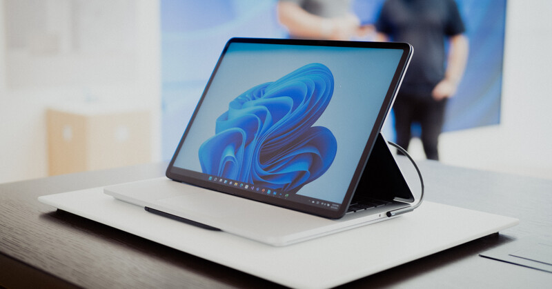 Surface Laptop Studio hướng đến người sáng tạo nội dung, thiết kế và làm việc với màn hình cảm ứng linh hoạt. 