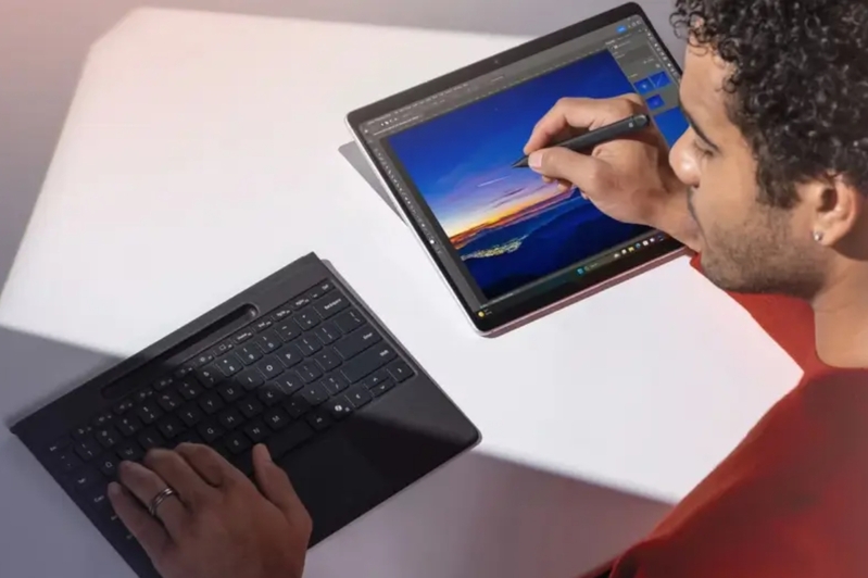 Surface được đánh giá cao nhờ thiết kế cao cấp, màn hình cảm ứng đẹp, hỗ trợ bút và tính di động tốt. 