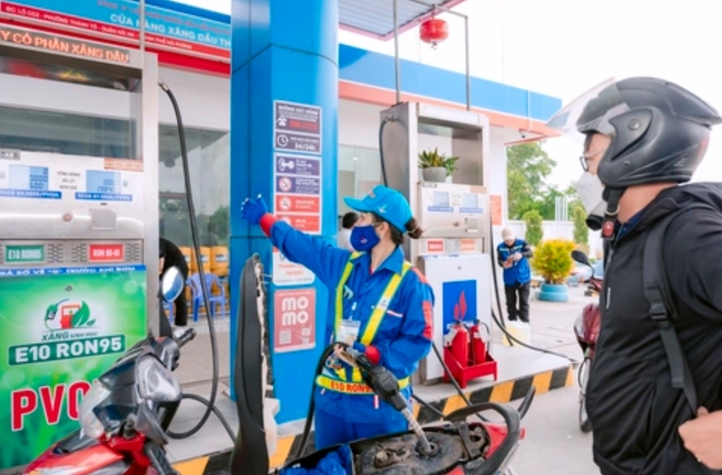 Xăng E10 là dòng xăng sinh học được nhiều người quan tâm nhờ mức giá cạnh tranh. 