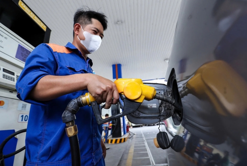 Giá xăng dầu giảm do ảnh hưởng từ giá thành phẩm thế giới, tỷ giá và cơ chế điều hành trong nước.