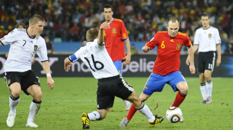 Tây Ban Nha vượt qua khởi đầu khó khăn để tiến từng bước đến chức vô địch World Cup 2010.