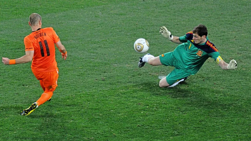 Pha cứu thua của Casillas và bàn thắng của Iniesta là hai khoảnh khắc định đoạt trận chung kết World Cup 2010.