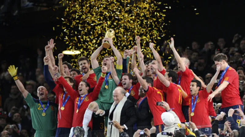 Danh hiệu World Cup 2010 nằm giữa giai đoạn thống trị rực rỡ của bóng đá Tây Ban Nha từ Euro 2008 đến Euro 2012.