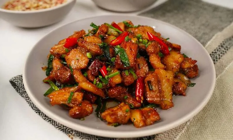 Thịt rang cháy cạnh là món mặn quen thuộc, dễ nấu và phù hợp với bữa cơm gia đình Việt.