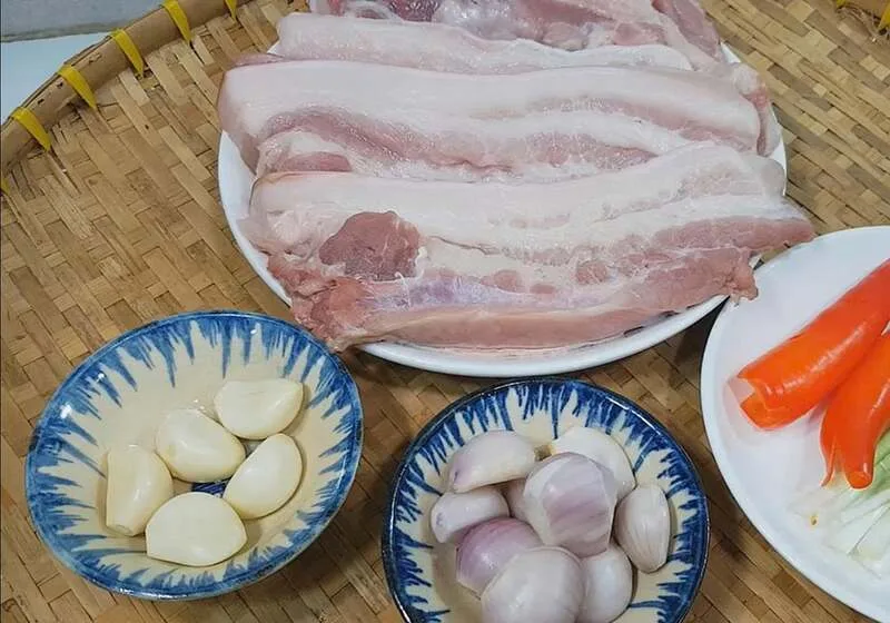 Thịt ba chỉ có nạc mỡ xen kẽ giúp món rang cháy cạnh béo nhẹ, mềm ngon và không bị khô.