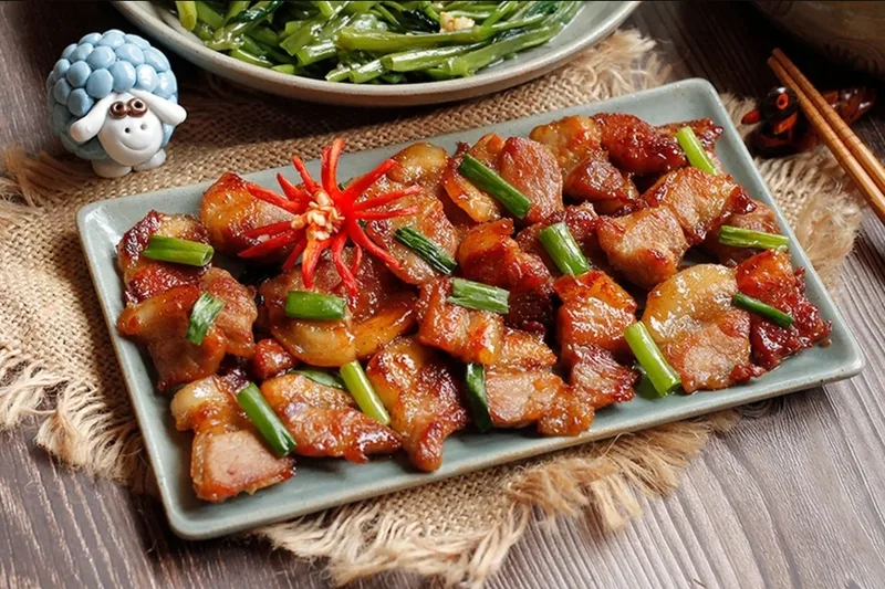 Rang thịt đúng thứ tự giúp miếng thịt săn vàng, bóng đẹp và thấm đều gia vị.