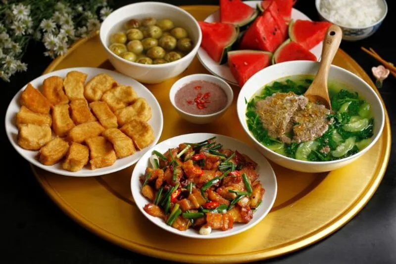 Thịt rang cháy cạnh ngon hơn khi ăn cùng cơm nóng, rau luộc, dưa chua hoặc canh thanh mát.