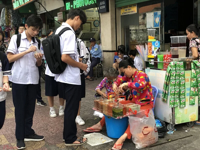 Đồ ăn vặt ngày xưa đã thay đổi về cách bán, bao bì và hình thức nhưng vẫn giữ giá trị hoài niệm.