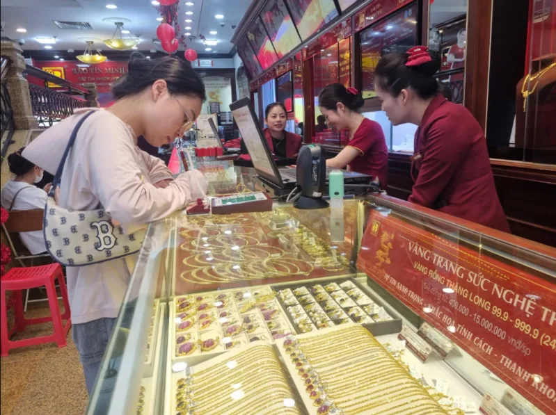 Lướt sóng vàng ngắn hạn tiềm ẩn rủi ro vì giá biến động nhanh và chênh lệch mua bán có thể làm giảm lợi nhuận.