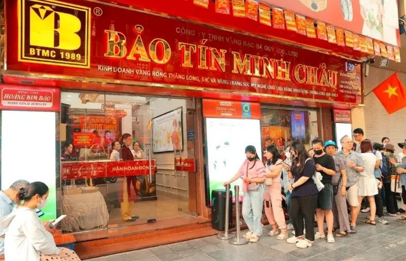 Khi giao dịch vàng, khách hàng cần kiểm tra đúng loại vàng, trọng lượng, giá mua bán và hóa đơn đi kèm.