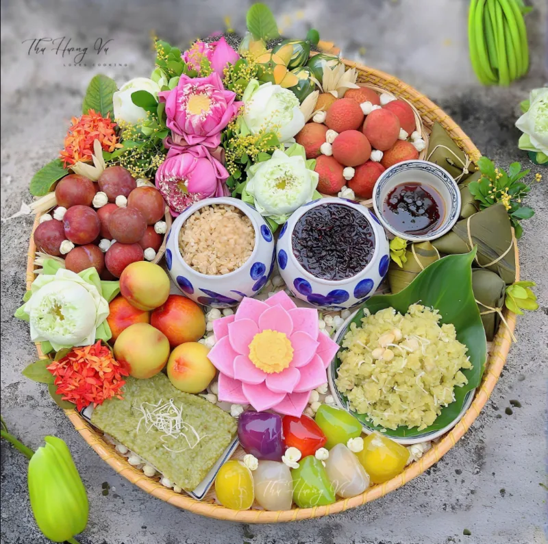 Mâm cúng đơn giản có thể gồm hoa, nước, trái cây, cơm rượu nếp và bánh tro.