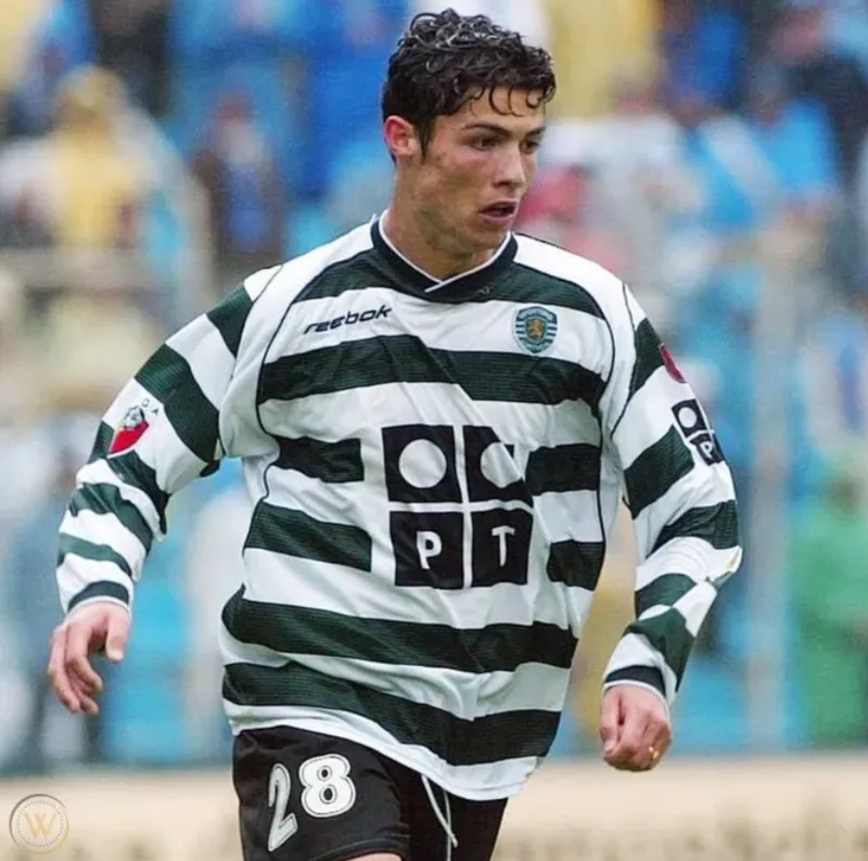 Ở Sporting Lisbon, Ronaldo từng mặc áo số 28, số áo gắn với giai đoạn khởi đầu sự nghiệp chuyên nghiệp.