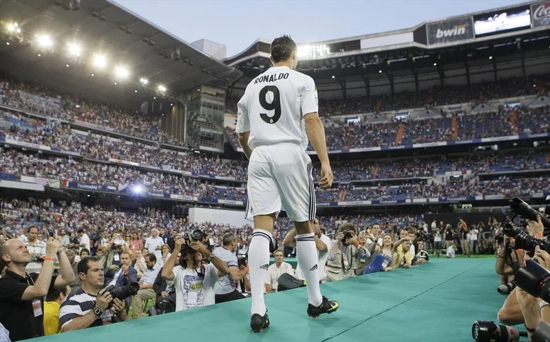 Ronaldo mặc số 9 tại Real Madrid vì số 7 chưa trống, nhưng điều đó không làm giảm sức hút và đẳng cấp của anh.