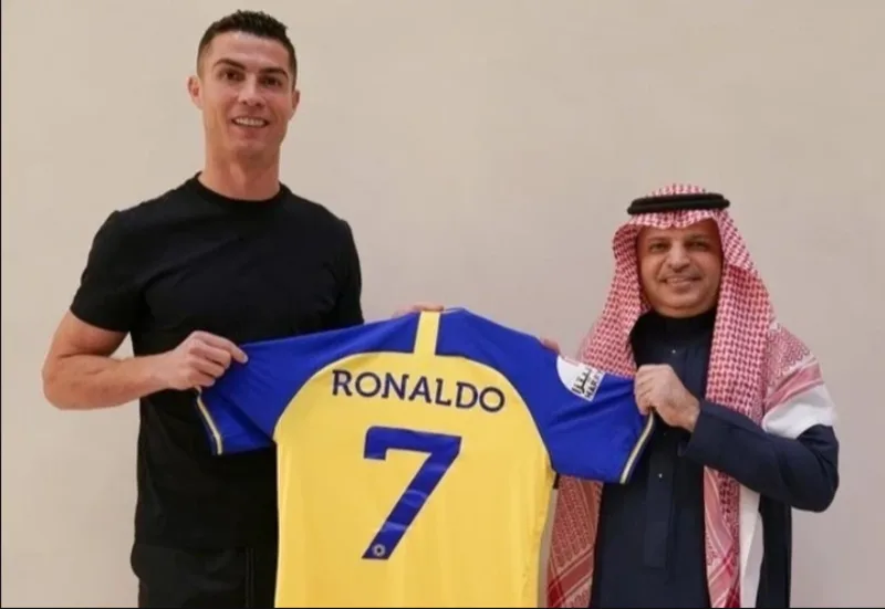 Sau Real Madrid, Ronaldo tiếp tục trung thành với số 7 tại Juventus và Al Nassr, giữ vững hình ảnh CR7 quen thuộc.