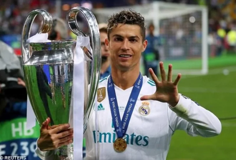 CR7 là cách ghép giữa tên Cristiano Ronaldo và số áo 7, tạo nên dấu hiệu nhận diện mạnh mẽ.